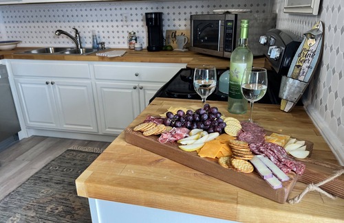 Ono Island Villa | Relaxing Poolside Villa- Minutes to beaches and NAS!!