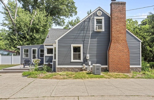 Akron Haus | Relaxing Portage Lakes Stay - 3BR Home on 1 Acre