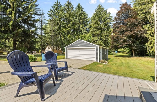 Akron Haus | Relaxing Portage Lakes Stay - 3BR Home on 1 Acre