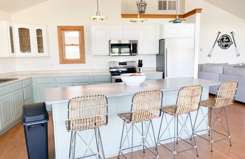 Onekama Hütte | Relaxing Refuge: Lakefront Cottage