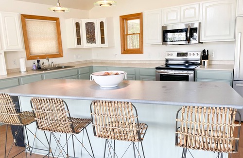 Onekama Hütte | Relaxing Refuge: Lakefront Cottage