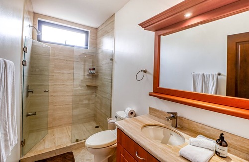 Barrio Los Faroles Eigentumswohnung | Entspannende Rückzugsort im Ozean-Resort mit geteiltem Pool und Peek-a-Boo Meerblick