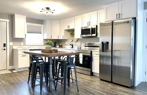 Howe Haus | Relaxing Riverside 10 Minutes to Shipshewana