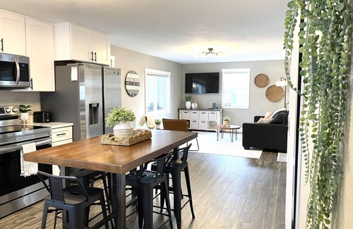 Howe Haus | Relaxing Riverside 10 Minutes to Shipshewana