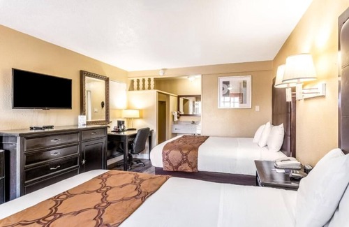 Flagstaff Hotel | Relaxing Room Ideal for Budget-Friendly Stay | Free Parking & Breakfast