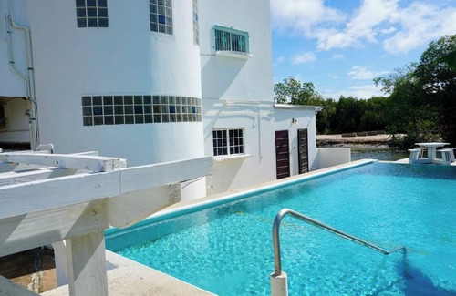 Belize City Wohnung | Relaxing Studio w SeaView Pool & Deck near Airport