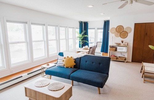 Elkader Wohnung | Relaxing Suite A “The Sweetest Suites on the River” on Historic Main Street