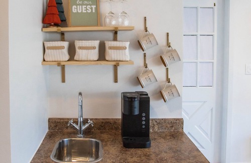 Elkader Wohnung | Relaxing Suite A “The Sweetest Suites on the River” on Historic Main Street