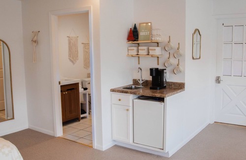 Elkader Wohnung | Relaxing Suite A “The Sweetest Suites on the River” on Historic Main Street