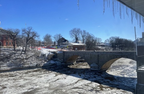 Elkader Wohnung | Relaxing Suite A “The Sweetest Suites on the River” on Historic Main Street
