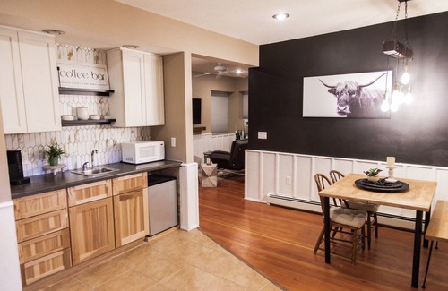 Elkader Wohnung | Relaxing Suite B "The Sweetest Suites on the River" on Historic Main Street