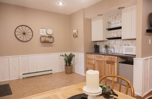 Elkader Wohnung | Relaxing Suite B "The Sweetest Suites on the River" on Historic Main Street