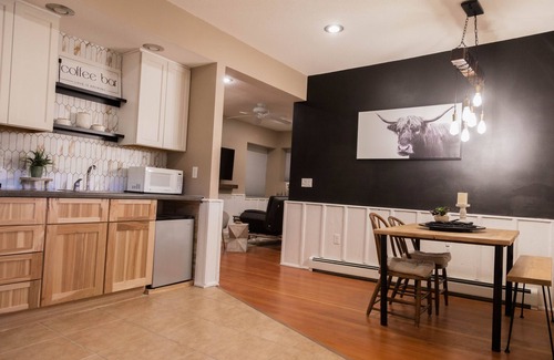 Elkader Wohnung | Relaxing Suite B "The Sweetest Suites on the River" on Historic Main Street