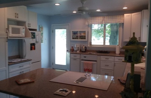 Wittman Hütte | Relaxing Waterfront Cottage Near St Michaels, Maryland