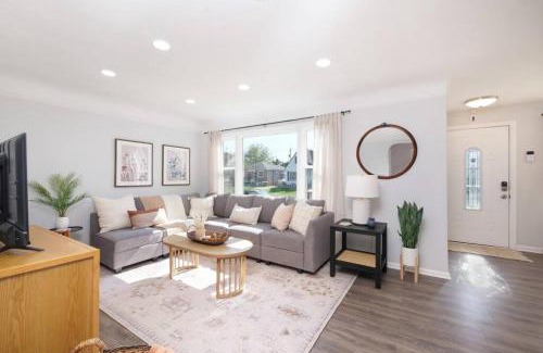 Parma Haus | Remodeled 4 Bedroom With a Game Room