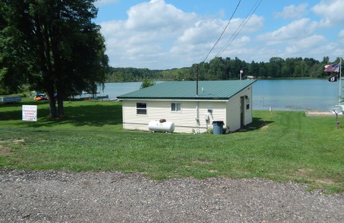 Sheridan Hütte | Remodeled Cottage w/Gfireplace, super close to Fred Meijer Heartland trail