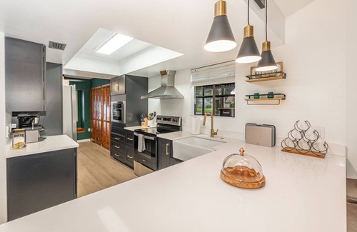 Lake Terrace Haus | Remodeled Downtown Orlando Oasis! Remodeled Home! Close to Disney, Universal!