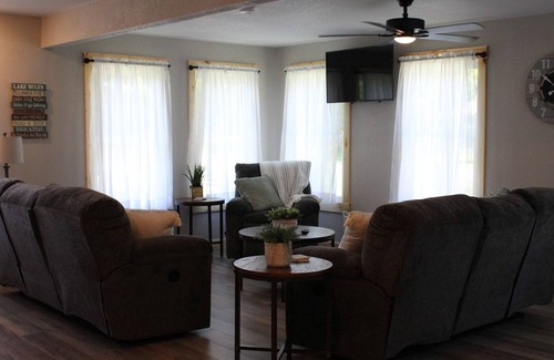 Brimfield Hütte | Remodeled Lake cottage with access to 4 lakes