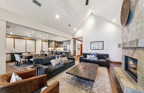 Sierra Shores Eigentumswohnung | Remodeled Lakefront Elegance- Views, Hot Tub, Walk to Everything PEAK #6