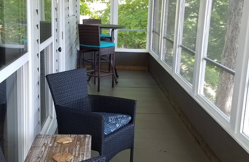 Osage Beach Hütte | Remodeled Private Waterfront Cottage, Pet Friendly, with dock in Osage Beach!