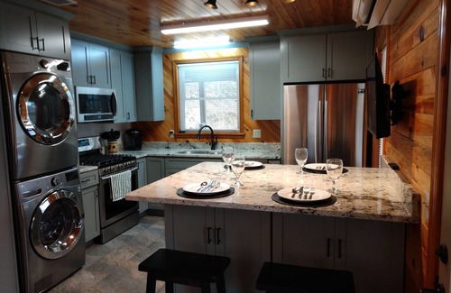 Burnsville Kabine | Remote & Private Cabin with Spa, Mountain Views and Hiking to Appalachian Trail.