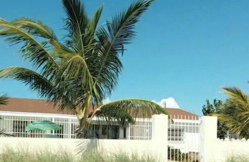 Adelaide Haus | Remote sandy beach, Chill in nature and adventures of the sea at a beach cottage