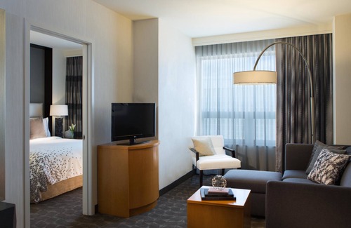 O'Hare Hotel | Renaissance Chicago O'Hare Suites Hotel
