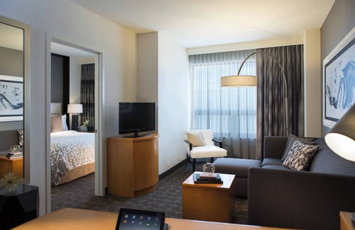 O'Hare Hotel | Renaissance Chicago O'Hare Suites Hotel