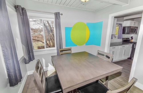 Northeast Reno Haus | Reno Upper Unit with King Bed & Pull-Out Couch