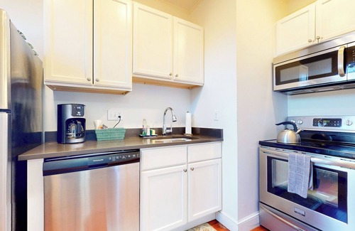 Cleveland Circle Wohnung | Renovierte 1BED, Schritte zum MBTA, Geschäfte und Restaurants