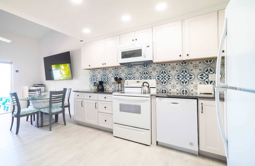 Bodden Town Wohnung | Renovated 2 Bdr Beachfront Condo w/ Pool + Tennis