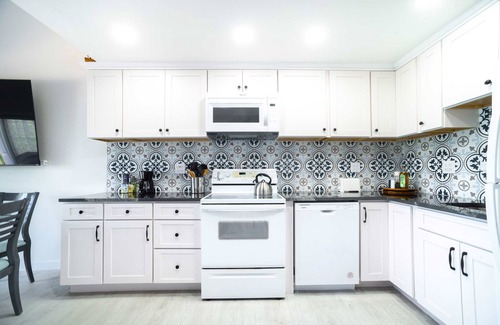 Bodden Town Wohnung | Renovated 2 Bdr Beachfront Condo w/ Pool + Tennis