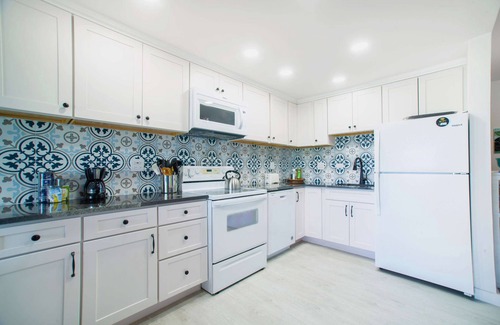 Bodden Town Wohnung | Renovated 2 Bdr Beachfront Condo w/ Pool + Tennis