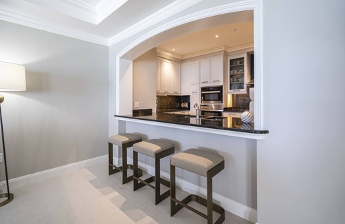 Seven Mile Beach Eigentumswohnung | Renovated 207 South Oceanfront Residence Located at The Ritz-Carlton