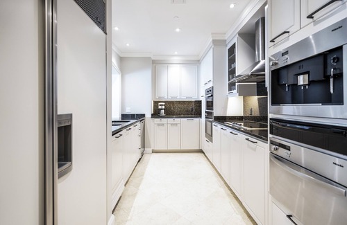 Seven Mile Beach Eigentumswohnung | Renovated 207 South Oceanfront Residence Located at The Ritz-Carlton
