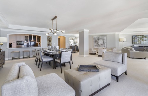 Seven Mile Beach Eigentumswohnung | Renovated 207 South Oceanfront Residence Located at The Ritz-Carlton