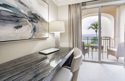 Seven Mile Beach Eigentumswohnung | Renovated 207 South Oceanfront Residence Located at The Ritz-Carlton