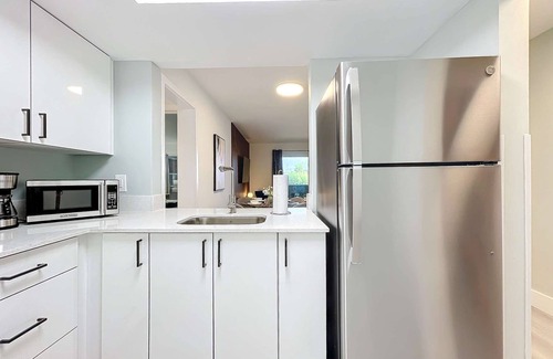 Lauderdale Harbours Eigentumswohnung | Renovated 2BR with Pool & Modern Amenities