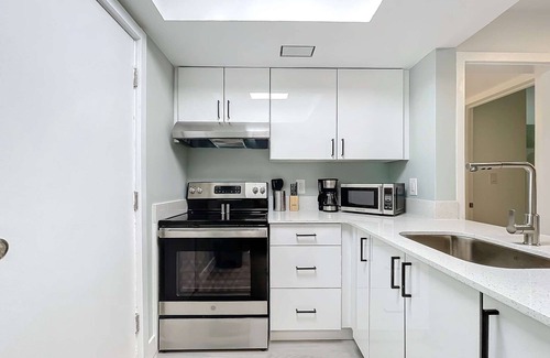 Lauderdale Harbours Eigentumswohnung | Renovated 2BR with Pool & Modern Amenities