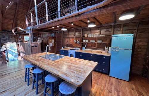 West Point Kabine | Renovated 3-BR boathouse built atop water in quiet cove; private float & trails