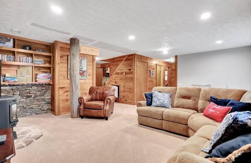 McHenry Haus | Renovated*5 Minutes to Wisp*Fast Wi-Fi*Hot Tub