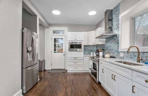 Hanover Place Haus | 5 BDRM 4 BATH Remodeled Mansion on 32nd