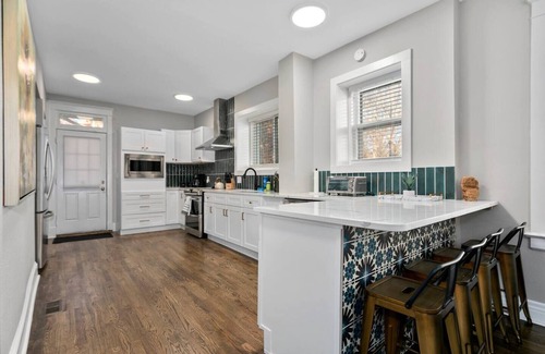 Hanover Place Haus | 5 BDRM 4 BATH Remodeled Mansion on 32nd