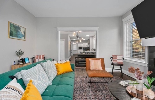 Hanover Place Haus | 5 BDRM 4 BATH Remodeled Mansion on 32nd