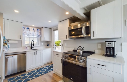 Jerusalem Haus | Renovated, a/c, water views, steps to association beach