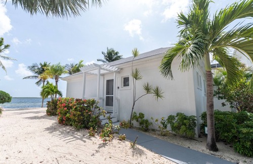 Rum Point Eigentumswohnung | Renovated Beach Cottage w/ Private Pool Steps Away from the Sea
