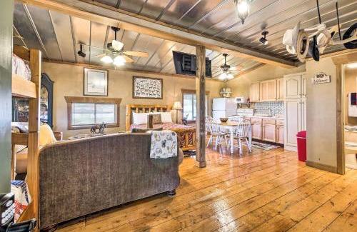 Perrysville Wohnung | Renovated Bunkhouse on 12-Acre Horse Farm!