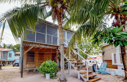 Placencia Kabine | Gemütliche renovierte Cabana in Strandnähe mit abgeschirmter Veranda und Hängematte