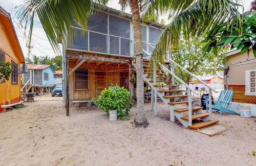 Placencia Kabine | Gemütliche renovierte Cabana in Strandnähe mit abgeschirmter Veranda und Hängematte