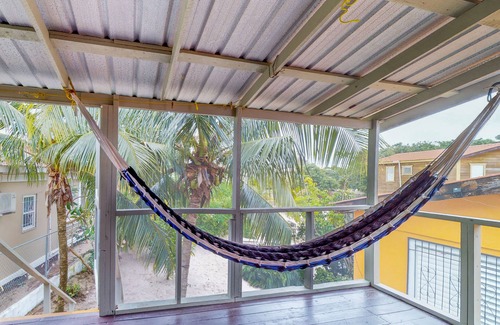 Placencia Kabine | Gemütliche renovierte Cabana in Strandnähe mit abgeschirmter Veranda und Hängematte